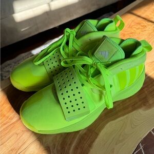 Men’s 10.5 Dame 8 Adidas shoes